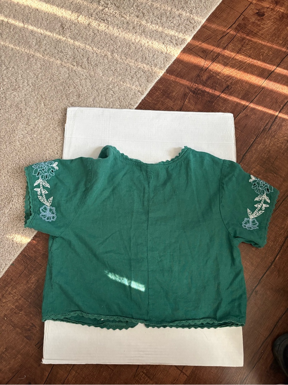 Universal Thread Women's Sz M Linen blend Short Sleeve Cutwork V-Neck Top green - Picture 4 of 9